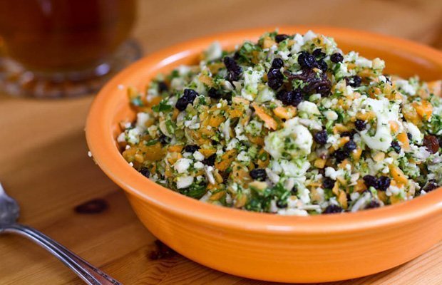 Salada de desintoxicação picada