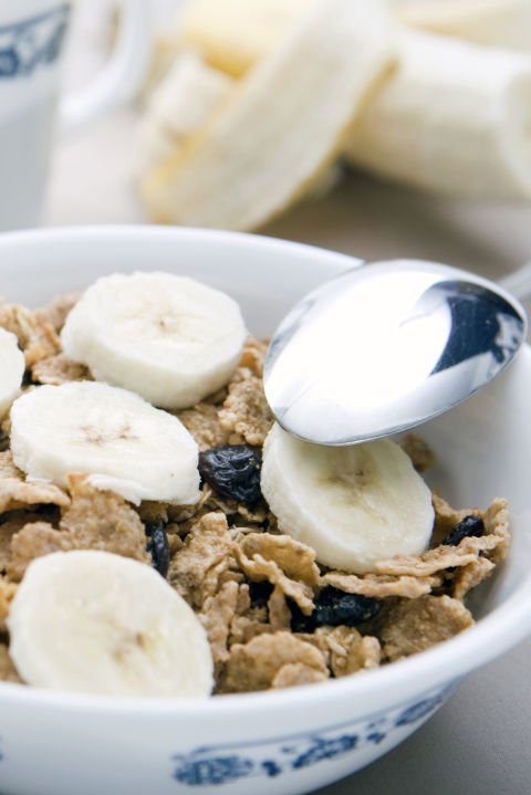 Combine 3/4 cup bran flakes,&nbsp;1 banana and&nbsp;1 cup fat-free milk in a bowl.
