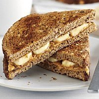 Manteiga de amendoim e banana em torradas