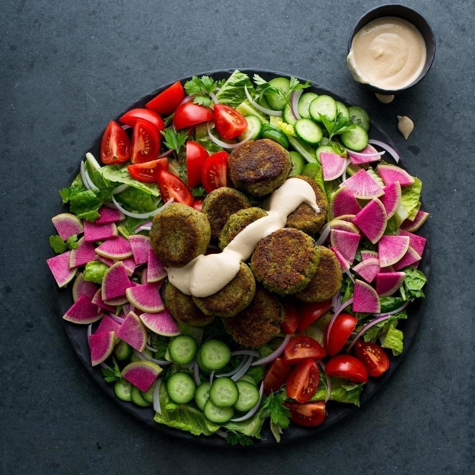 Salada de Falafel com Molho de Tahine e Limão