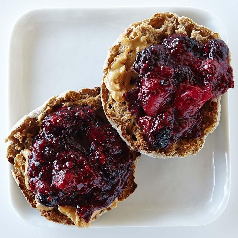 Manteiga de amendoim e Chia Berry Jam English Muffin