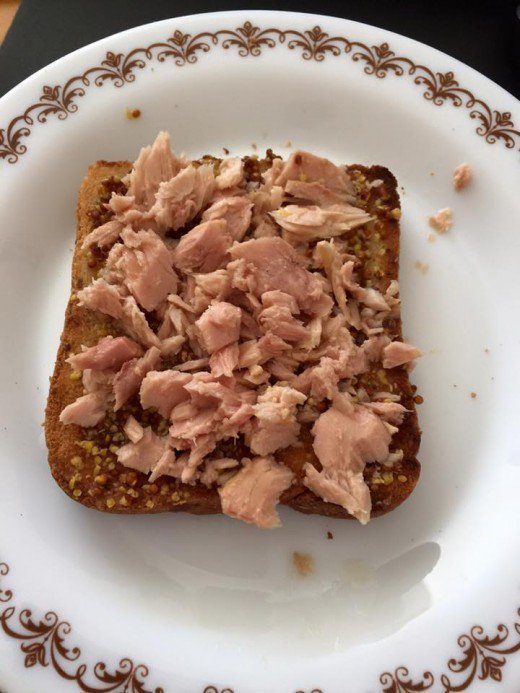Atum e mostarda na torrada. Atum e mostarda na torrada.