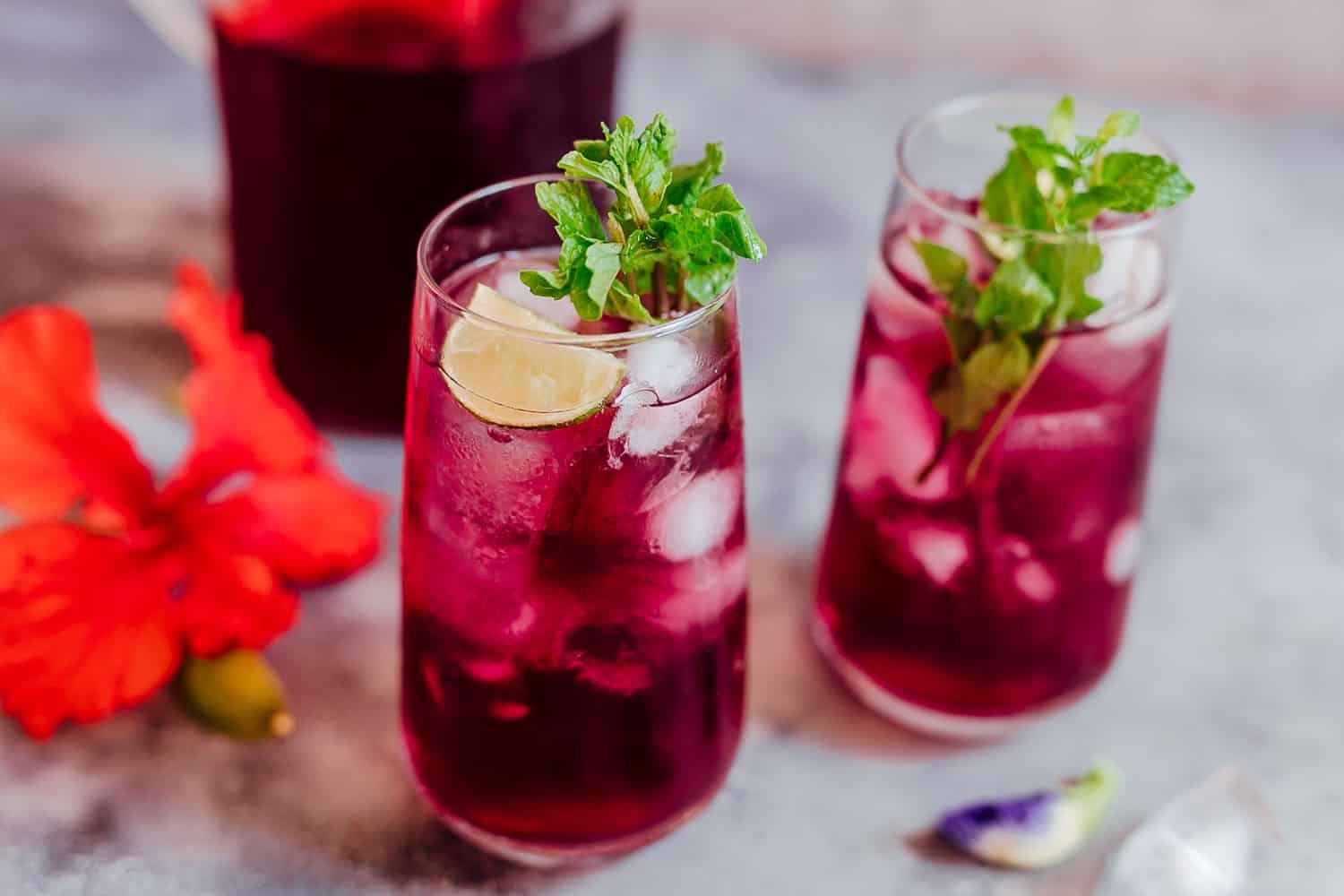 Copos de chá gelado de hibisco