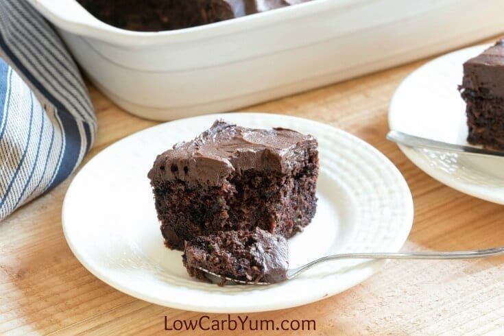 A melhor receita de bolo de chocolate low carb de todos os tempos! Abobrinha desfiada faz com que seja Ãºmido e estÃ¡ bem escondido. As crianÃ§as nunca vÃ£o saber que vocÃª estÃ¡ se esgueirando em um vegetal.