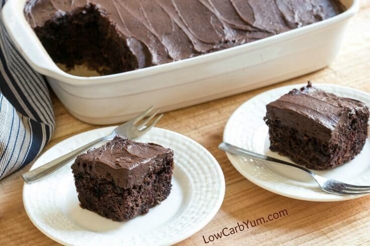 A melhor receita de bolo de chocolate low carb de todos os tempos! Abobrinha desfiada faz com que seja úmido e está bem escondido. As crianças nunca vão saber que você está se esgueirando em um vegetal.
