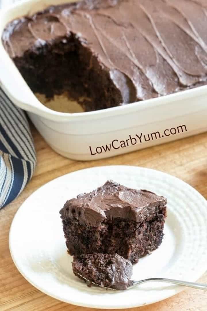 Melhor baixo carb bolo de chocolate no prato com garfo