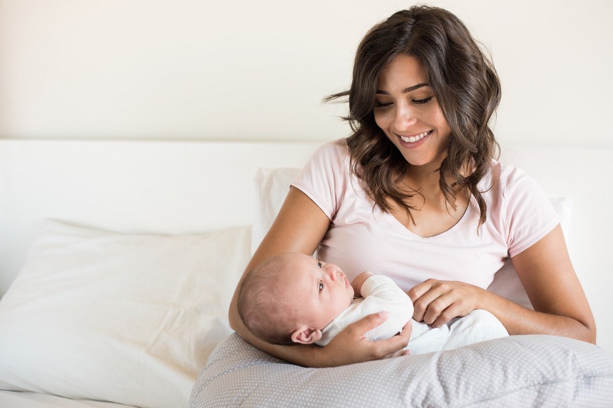 Dieta para lactância mamãe com o bebê nos braços