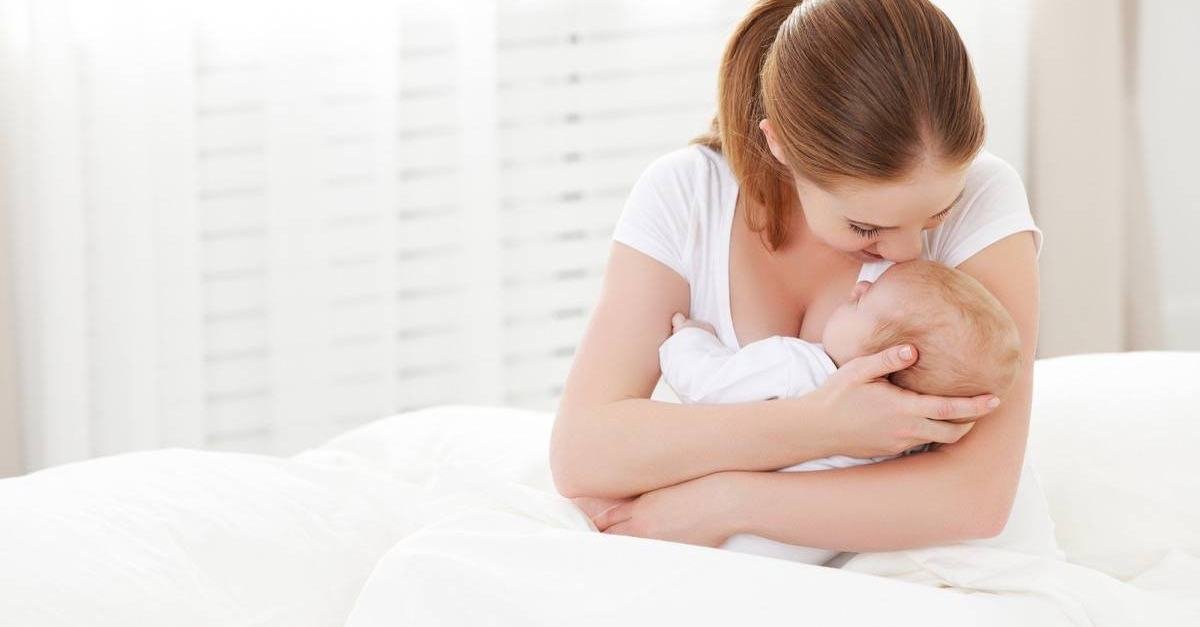 mama con bebe en brazos lactancia