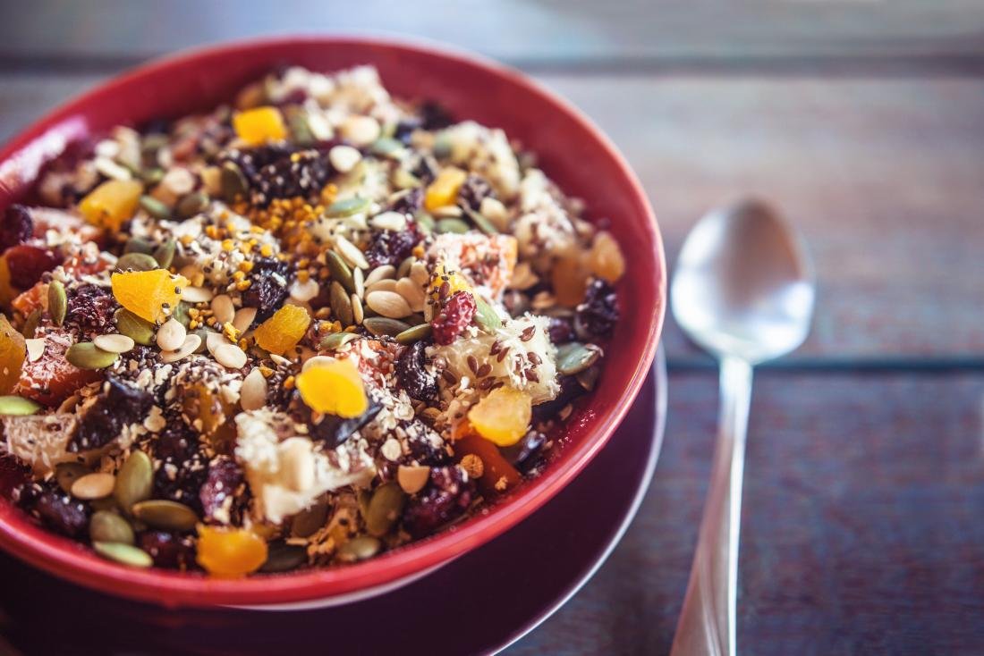 Tigela de café da manhã: granola com banana, kiwi, manga, passas e melão. Farinha de alta fibra