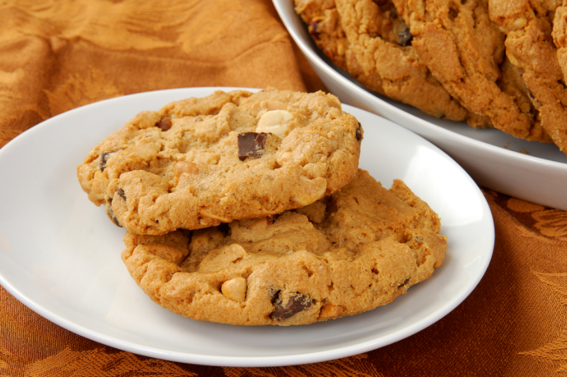 Biscoitos de chocolate com manteiga de amendoim vegana